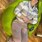 Pani leży na pufie sako, testuje AVS.