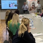 Szkolenie. Trenerzy prowadzą szkolenie.