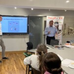 Trenerzy prowadzą szkolenie. VR.