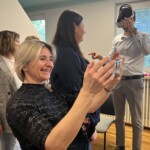 Trener w goglach VR i uczestnicy podczas warsztatu VR.