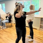 Pani testuje google VR. W tle uczestnicy szkolenia.