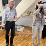 Trener i pani testująca google VR.
