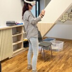 Pani testuje gogle VR.