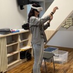 Pani wykonuje zadanie w googlach VR.