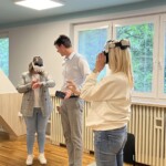 Trener, dwie panie w goglach VR.