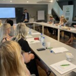 Trener i uczestnicy szkolenia "Pomiędzy dobrostanem a wypaleniem zawodowym".