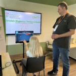 Specjalista z Ośrodka Wsparcia i Testów w Opolu umożliwia uczestniczce forum testowanie sprzętu.