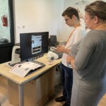 Specjalista z Ośrodka Wsparcia i Testów w Opolu z uczestniczką forum.