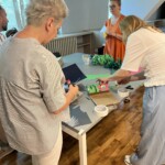 Uczestniczki warsztatów podczas opracowywania masek pomocnych przy autoprezentacji i trener wydobywający pytaniami istotę celów profilaktycznych i terapeutycznych realizowanych działań.