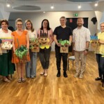 Jedna z grup warsztatowych wraz z artystą - edukatorem Józefem Chyżym. Józef Chyży - pomysłodawca możliwych do wykorzystania akcentów twórczego zaangażowania na styku sztuki w pracy nauczyciela specjalisty.