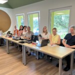 Jedna z grup w trakcie spotkania informacyjnego realizowanego przez OWiT. Wyeksponowane wysokospecjalistyczne technologie asystujące.