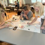 Uczestniczki warsztatów przy realizowaniu wspólnego dzieła.