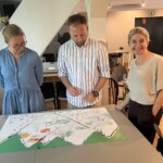 Trener i uczestniczki warsztatów plastycznych podczas analizy wytworów działalności oraz refleksji związanej z porozumieniem przy planowaniu i realizowaniu działań.