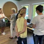 Uczestnicy forum i specjaliści z OWiT rozmawiają o korzyściach stosowania technologii asystujących.