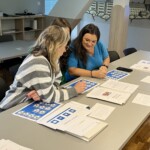 Trzy uczestniczki Forum Nauczycieli Specjalistów przy rozwiązywaniu łamigłówki.