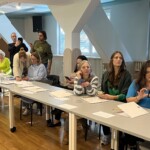 Uczestnicy forum pracujący nad zadaniem z wykorzystaniem TIK.