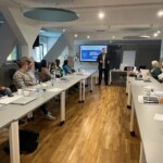 Uczestnicy wykładu wraz z trenerem. Wprowadzenie do metody EEG Biofeedback.