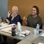 Uczestnicy warsztatów radośnie dialogują na instrumentach muzycznych.