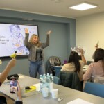 Uczestnicy warsztatów w zabawie dyrygent i orkiestra.