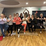 Uczestnicy warsztatu "Joga i mindfulness w pracy szkolnego specjalisty" wraz z trenerką po zakończonym praktykowaniu.