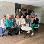 Uczestnicy z trenerką po zakończonym warsztacie rozwojowym.